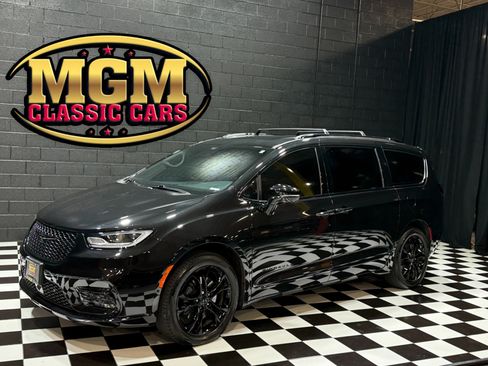 Used 2021 Chrysler Pacifica Pinnacle AWD/4WD image 1
