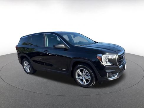 Used 2024 GMC Terrain SLE FWD image 2