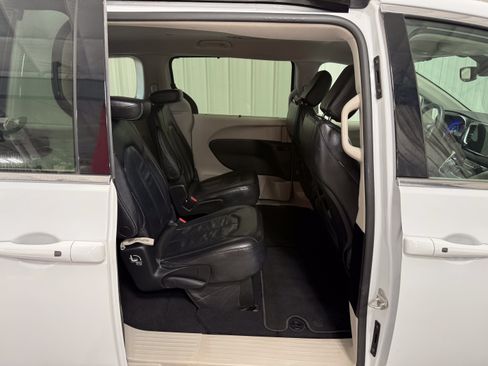 Used 2022 Chrysler Pacifica Touring-L FWD image 8