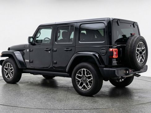 Used 2025 Jeep Wrangler Sahara image 6