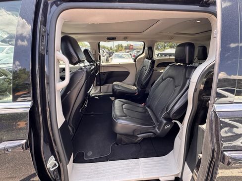 Used 2017 Chrysler Pacifica Limited FWD image 26