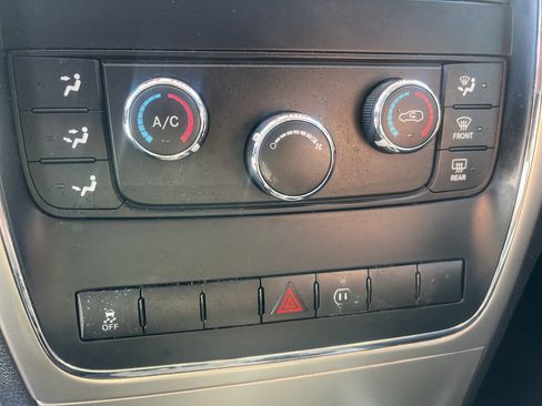 Used 2012 Jeep Grand Cherokee Laredo w/ Laredo E Group AWD/4WD image 16