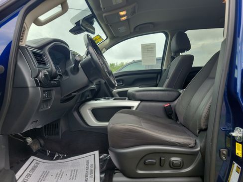 Used 2022 Nissan Titan SV w/ SV Convenience Package RWD image 11