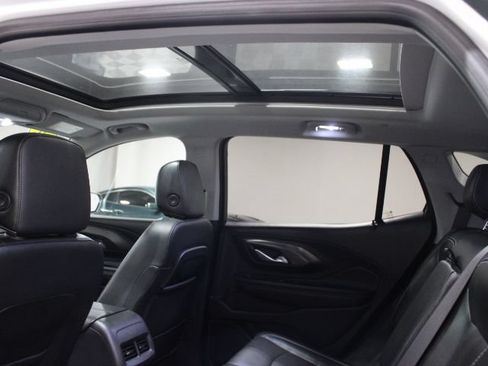 Used 2022 GMC Terrain SLT w/ Tech Package AWD/4WD image 3