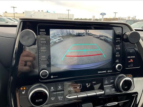 Used 2021 Toyota Highlander XLE AWD/4WD image 19