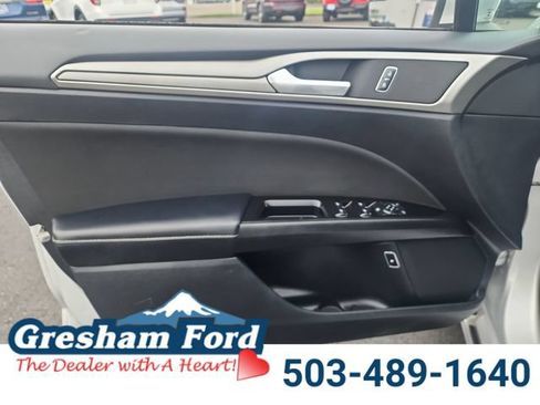 Used 2017 Ford Fusion SE FWD image 12