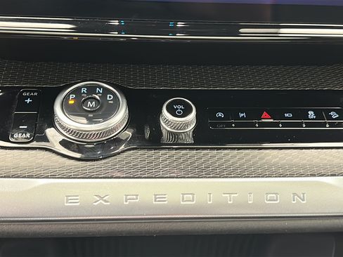 Used 2025 Ford Expedition Max Platinum w/ Stealth Performance Package AWD/4WD image 20