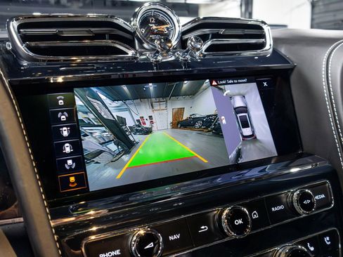 Used 2021 Bentley Bentayga w/ First Edition Specification image 10