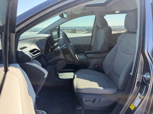 Used 2021 Toyota Sienna LE w/ LE Plus Package AWD/4WD image 10