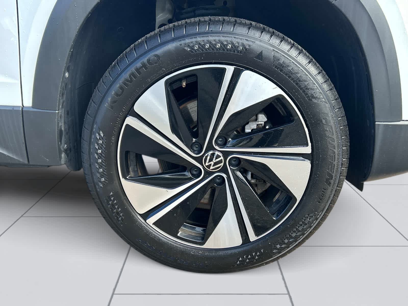 Used 2025 Volkswagen Taos SE AWD/4WD image 12
