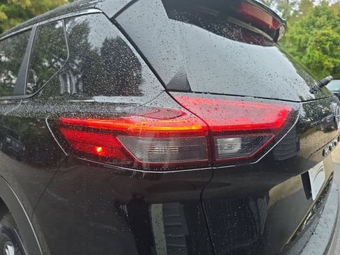 Used 2023 Nissan Rogue S image 18