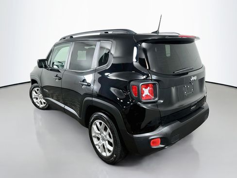 Used 2018 Jeep Renegade Latitude w/ UConnect 8.4 Nav Group FWD image 5
