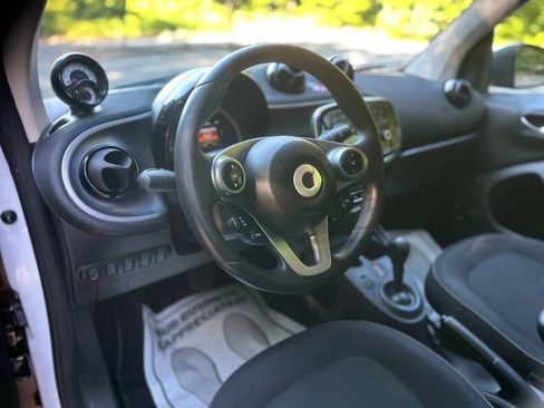 Used 2016 smart fortwo passion RWD image 15
