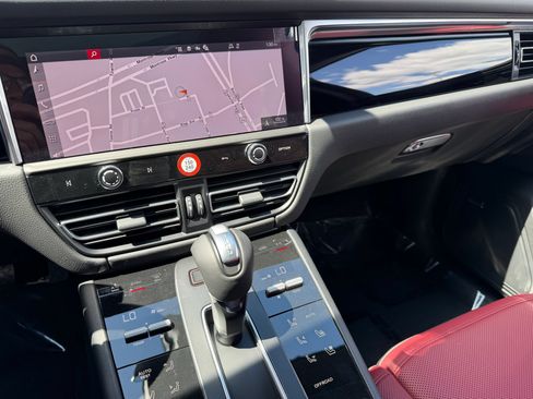 Certified 2026 Porsche Macan AWD/4WD image 27