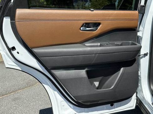 Certified 2025 Nissan Pathfinder Platinum FWD image 24