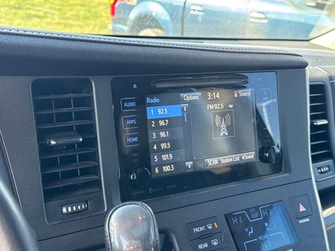 Used 2017 Toyota Sienna SE image 21