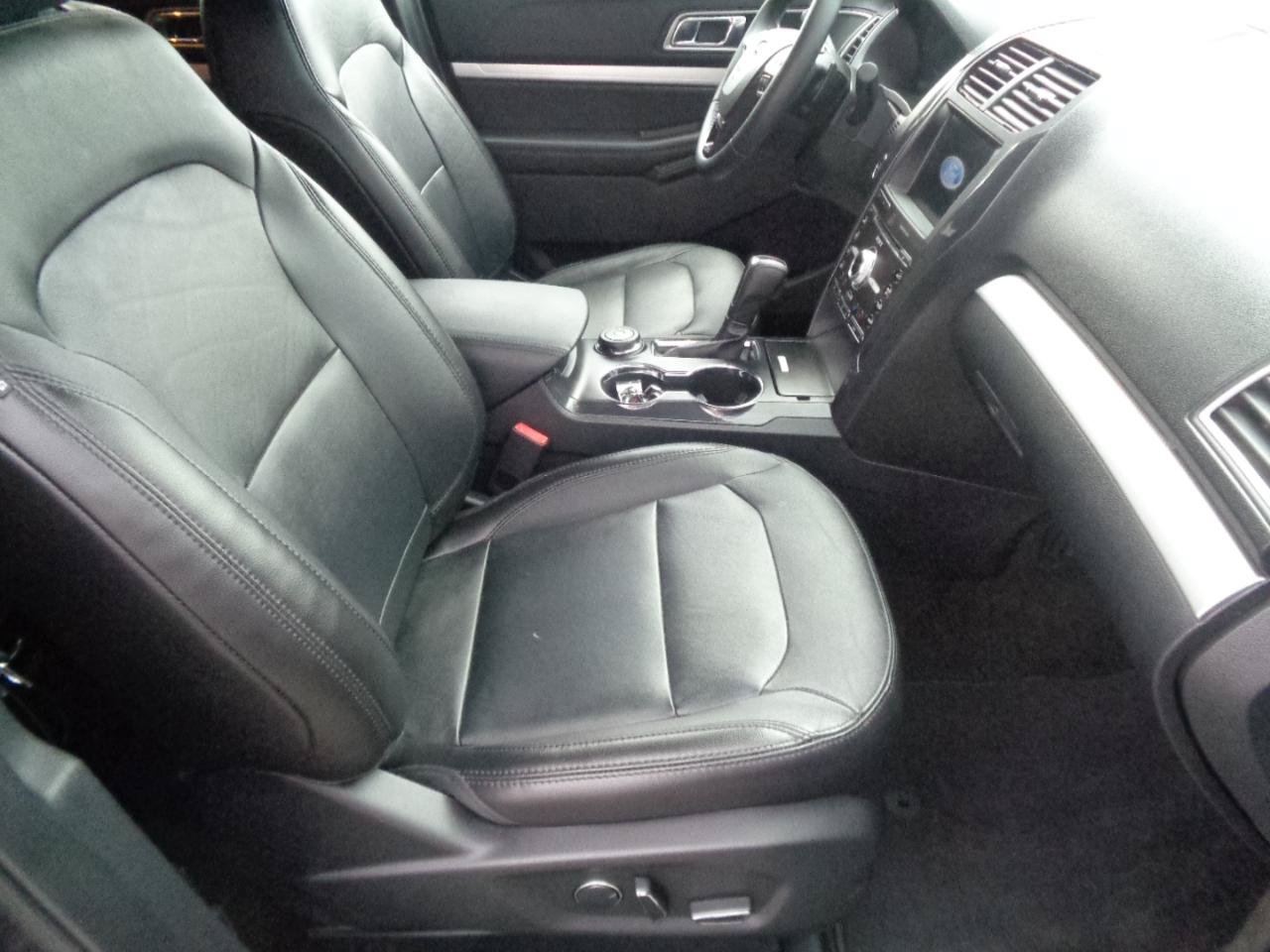 Used 2017 Ford Explorer XLT w/ Equipment Group 202A AWD/4WD image 28