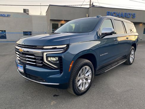 Used 2025 Chevrolet Suburban Premier RWD image 7