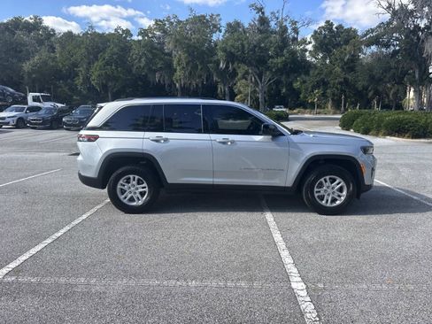 Used 2023 Jeep Grand Cherokee Laredo image 3