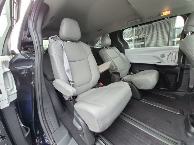 Used 2025 Toyota Sienna XLE AWD/4WD image 20
