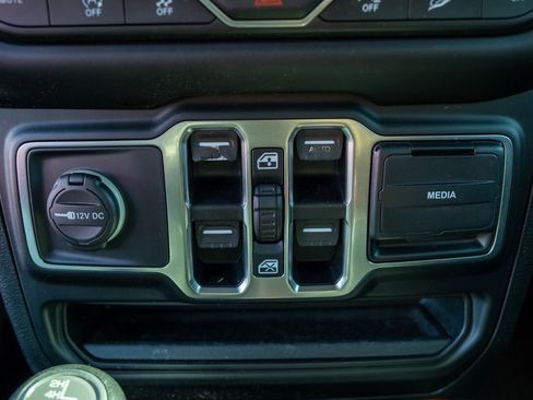 Used 2018 Jeep Wrangler Unlimited Sahara image 22