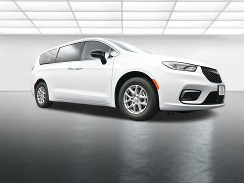 New 2026 Chrysler Pacifica Select image 18