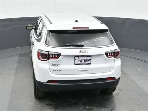 Used 2025 Jeep Compass Sport w/ Mopar Graphics Package image 29