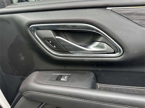 Used 2022 GMC Yukon XL SLT w/ SLT Luxury Package image 18