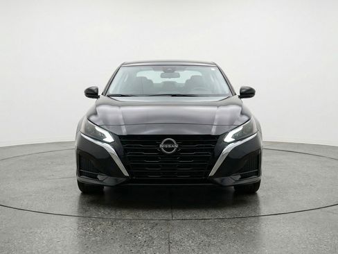 Used 2025 Nissan Altima 2.5 SV FWD image 2