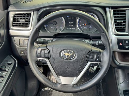Used 2018 Toyota Highlander Plus AWD/4WD image 18