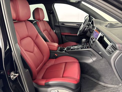 Certified 2025 Porsche Macan image 28