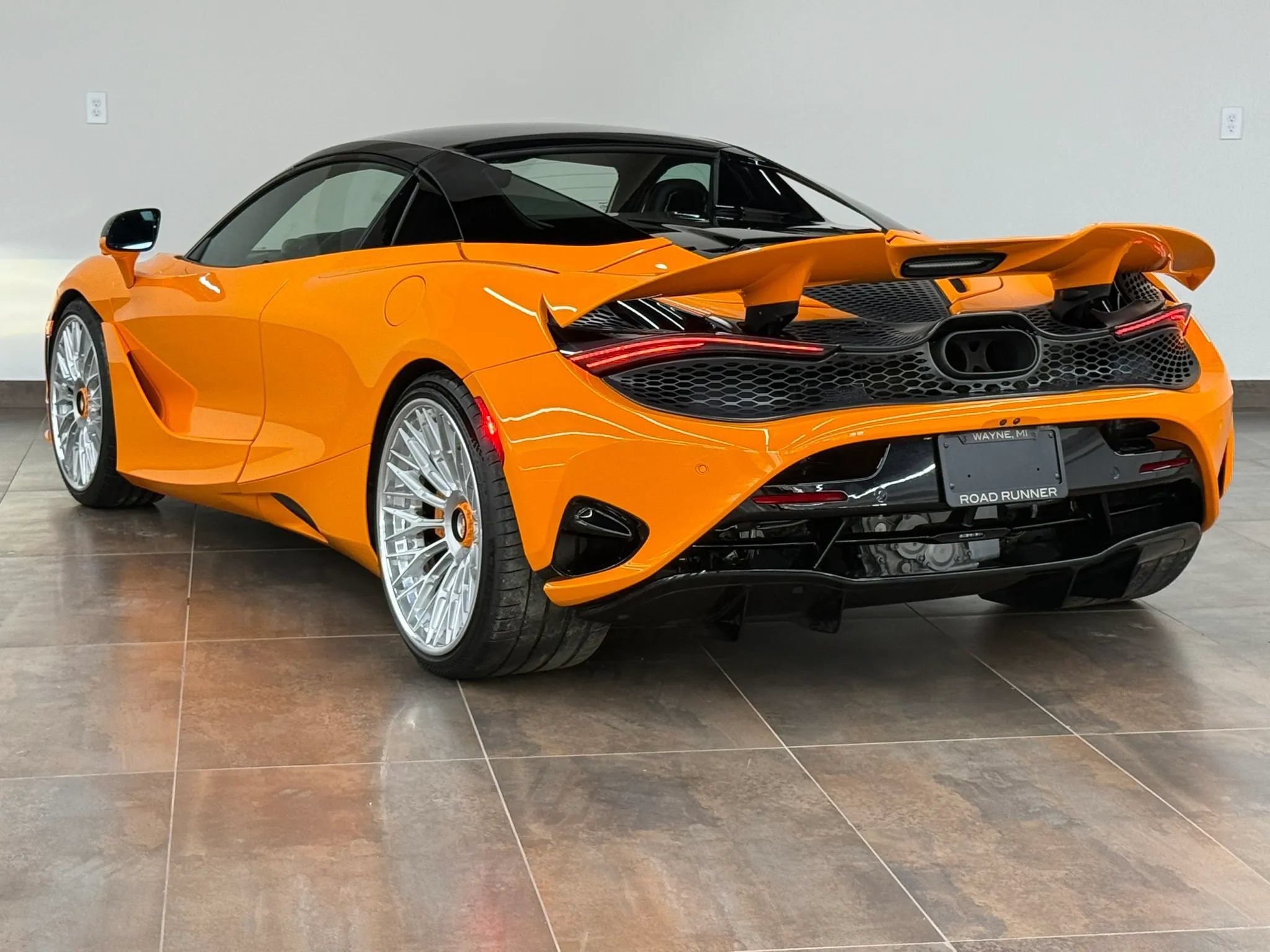Used 2025 McLaren 750S Spider RWD image 12