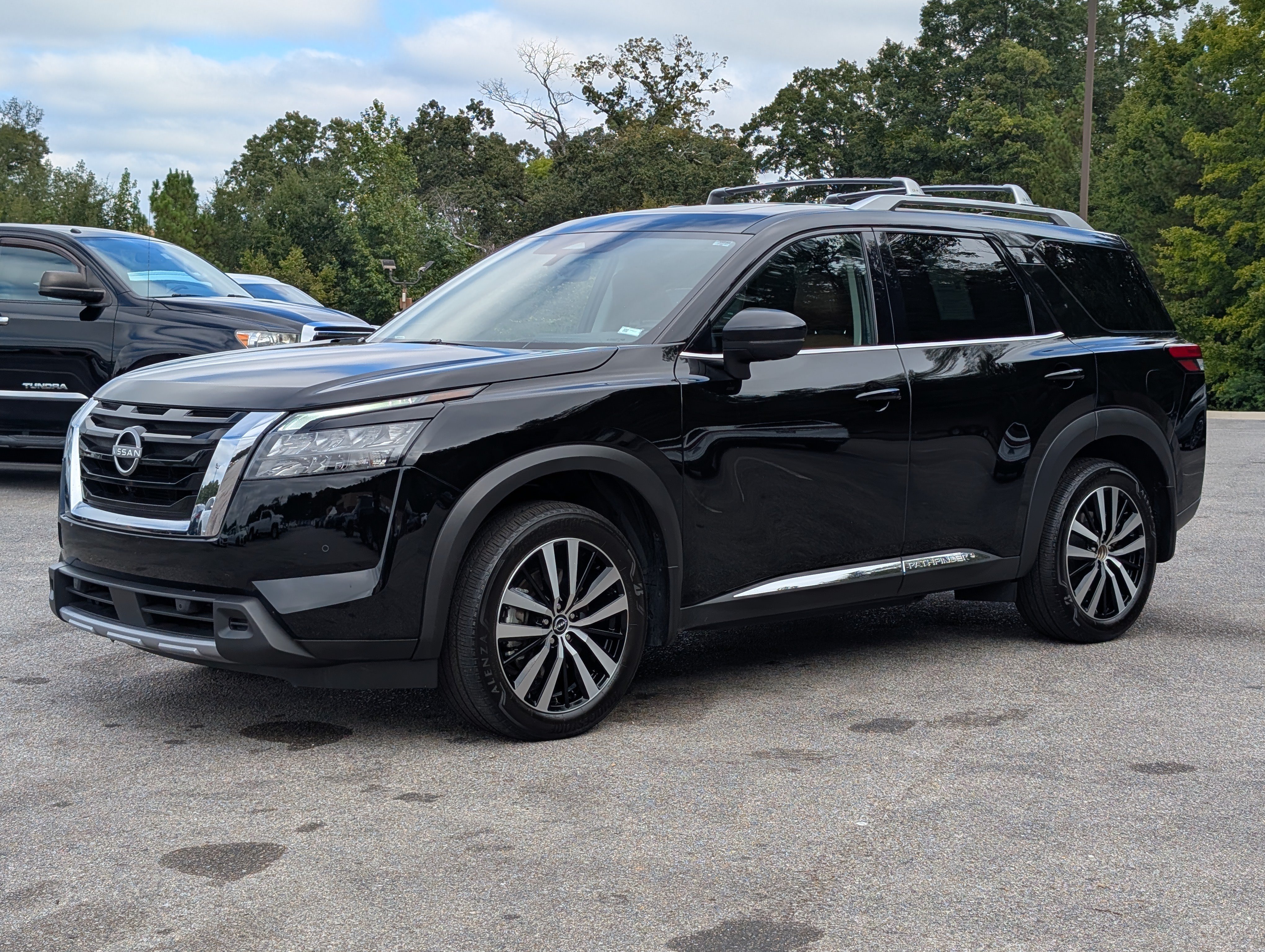 Used 2025 Nissan Pathfinder Platinum w/ Cargo Package FWD image 5