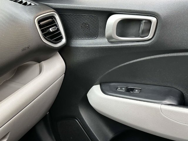 Used 2024 Hyundai Venue SEL FWD image 35