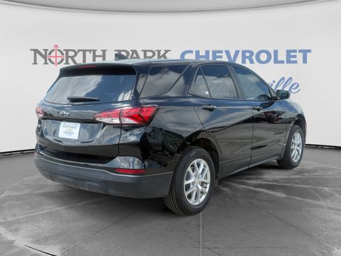 Used 2023 Chevrolet Equinox LS w/ LS Convenience Package FWD image 4