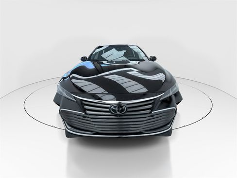 Used 2019 Toyota Avalon Limited image 3