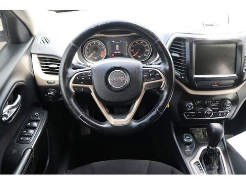 Used 2015 Jeep Cherokee Latitude w/ Cold Weather Group AWD/4WD image 10
