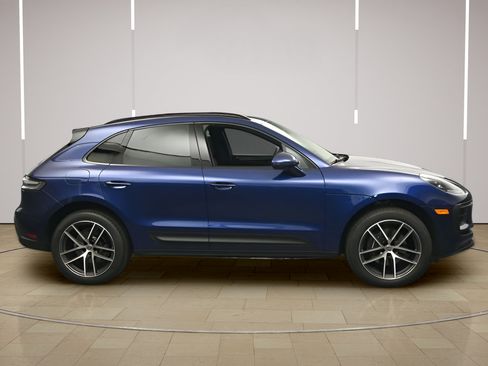 Certified 2025 Porsche Macan AWD/4WD image 27
