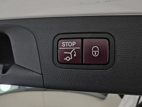 Used 2019 Mercedes-Benz GLC 300 4MATIC w/ Premium Package image 31