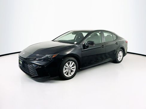 Used 2025 Toyota Camry LE image 3