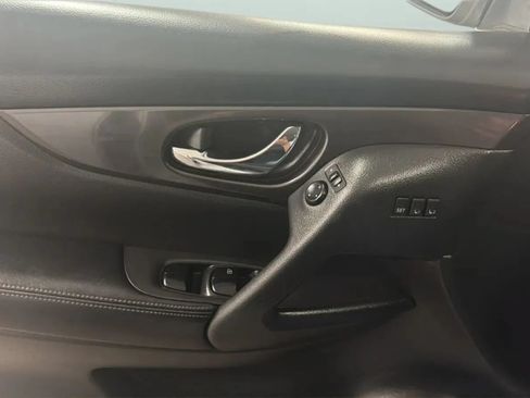 Used 2019 Nissan Rogue SV w/ Premium Package FWD image 18
