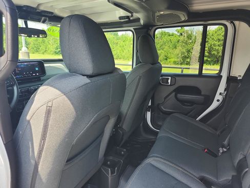 Used 2025 Jeep Gladiator Sport AWD/4WD image 9