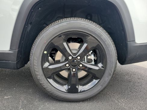 New 2025 Jeep Grand Cherokee L Altitude image 9