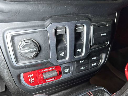 Used 2018 Jeep Wrangler Rubicon AWD/4WD image 31
