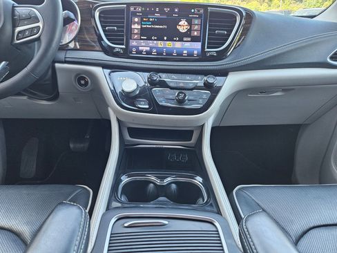 Used 2023 Chrysler Pacifica Limited FWD image 10