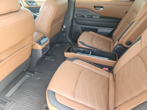 Used 2025 Nissan Pathfinder Platinum AWD/4WD image 33