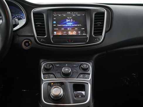 Used 2016 Chrysler 200 Limited w/ Anniversary Edition FWD image 15