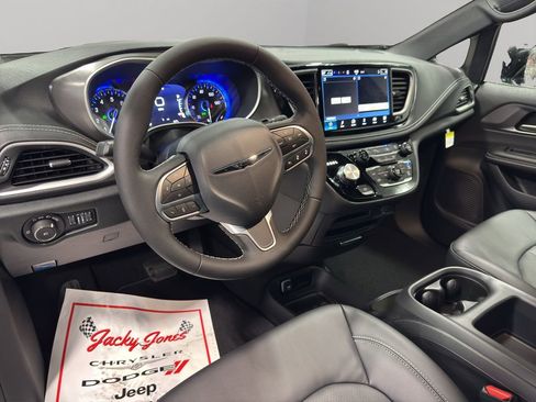 New 2026 Chrysler Pacifica Select image 5