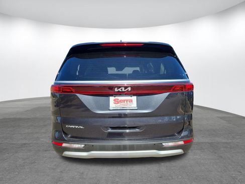Used 2023 Kia Carnival LX FWD image 4