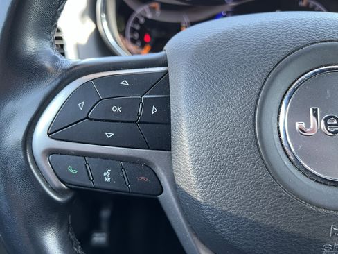 Used 2021 Jeep Grand Cherokee Laredo AWD/4WD image 19